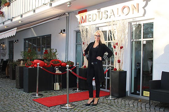 Sonja Schumann hei&szlig;t ihre Kunden und Kundinnen willkommen im Medusalon - The Art of Hairdesign in M&uuml;nchen-Gro&szlig;hadern (&copy;Foto:Martin Schmitz)